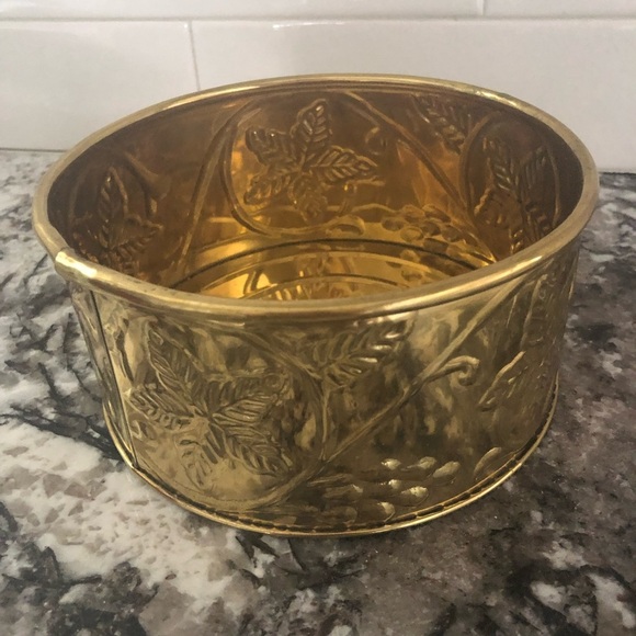 Hosley Laquered Brass Planter 6 1/2” x 3” Embossed Leaf & Vine Design - India - Picture 4 of 13